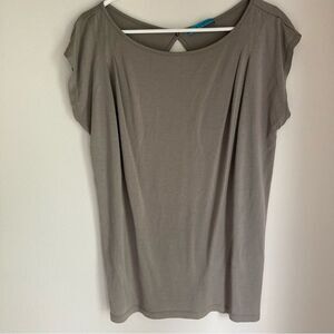 Alice + Olivia Women’s silk beige stone color keyhole back blouse size medium.